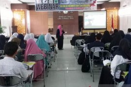 Mahasiswa STIFAR Pekanbaru dibekali cara menjadi konsumen cerdas