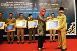 Solok Selatan terima penghargaan tertinggi laporan keuangan