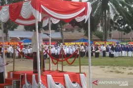 Mengenakan sarung, Asisten Pemerintahan dan Kesra pimpin Upacara Hari Santri