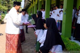 Pemkot Magelang serahkan apresiasi kepada santri teladan
