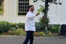 Johny G Plate diikuti Agus Suparmanto berkemeja putih masuk  Istana