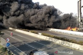 Pipa minyak diduga milik Pertamina terbakar di Cimahi