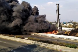 Pipa Pertamina di pinggir Tol Padalarang-Buah Batu terbakar