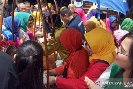 Ratusan masyarakat ikuti makan bubur pedas gratis