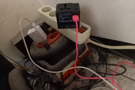 Waspada bahaya colokan listrik menumpuk di tengah cuaca panas