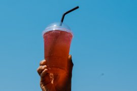 Minum air dingin saat cuaca panas tidak sebabkan ledakan pembuluh darah