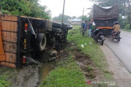 Sebuah truk terbalik di Aceh Timur