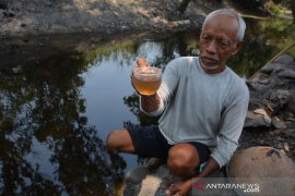 Sungai di Jombang diduga tercemar limbah