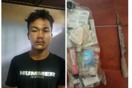 Polisi amankan pencuri rokok dengan cara memanjat genteng rumah korban