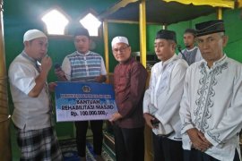 Pemda Kolaka Timur Salurkan Bantuan Pembangunan Majid di Tatabu Rp100 Juta