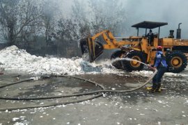 Ribuan kubik sampah kertas di pabrik Setia Kawan Tulungagung terbakar