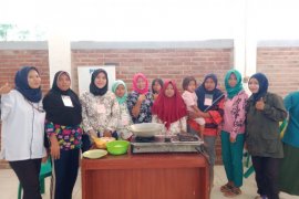PNM ajari emak-emak Tanjung Burung bikin aneka masakan "Frozen Food"