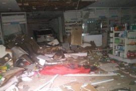 Mobil seruduk apotek , satu orang tewas