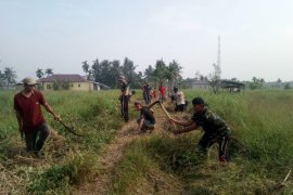 Satgas TMMD Inhil Gotong-royong Membersihkan Tempat Pemakaman Umum