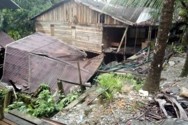Akibat longsor satu rumah warga di Aceh Barat ambruk