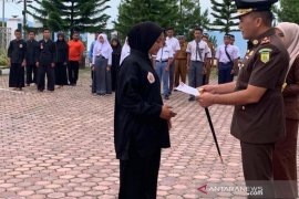 Kajari Bener Meriah serahkan bonus atlet silat di Hari Sumpah Pemuda