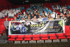 Kapolres-Bupati Trenggalek ajak milenial nonton bareng film "Susi Susanti"