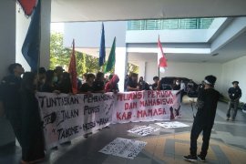 Mahasiswa Kabupaten Mamasa tuntut perbaikan jalan