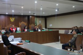 Suap Bupati Lamteng, Dua pengusaha hanya dituntut 2,5 tahun penjara