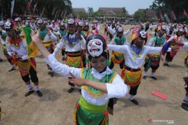 Tari Topeng Gethak kolosal