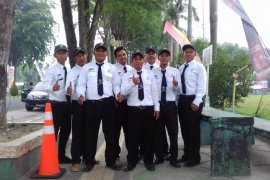 "Kapten" bus kapsul Koja Trans wajib berdasi