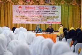 Dekranasda Kota Kediri ajak pelajar lestarikan tenun ikat