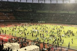Bonek ricuh akibat Persebaya dikalahkan PSS Sleman