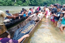 Tim SAR gabungan berhasil temukan pencari kayu yang hilang hanyut di sungai