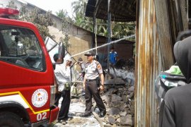 Api dari tungku penyebab sebuah gudang pengolahan minyak kelapa terbakar