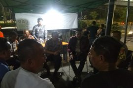 Potong tumpeng ala polisi cegah tawuran warga
