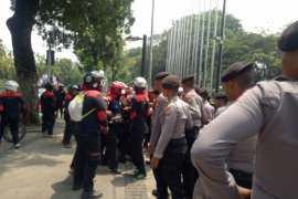 Massa FSPMI mulai berdatangan di depan Balai Kota DKI, gerbang ditutup