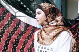 Vivi Zubedi, membuka mata dunia akan keindahan Sasirangan