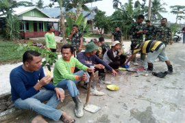 Personel TNI Bercengkerama dan Bertukarpengalaman Dengan Warga