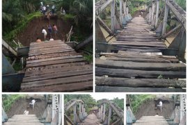 Jembatan di Kuala Kabupaten Langkat ambruk diterjang banjir