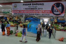 Larangan kantong plastik di Pasar Badung