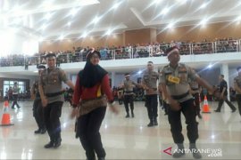 Polres Bangka Tengah sampaikan pesan kedamaian melalui "Tari Bedincak"