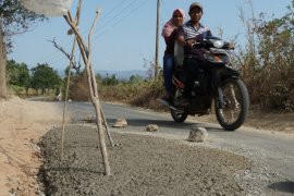 Diprotes warga, akhirnya jalan rusak menuju TPA Segawe Tulungagung mulai diperbaiki