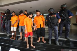 Polisi bekuk pembunuh  bayaran yang disewa pasangan selingkuh