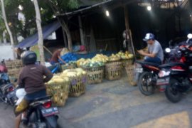 Dampak penyegelan, pedagang pasar tumpah marak di Tanjungsari Surabaya