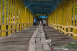 Jembatan kayu Yondo Pamona di Tentena, Poso Page 1 Small