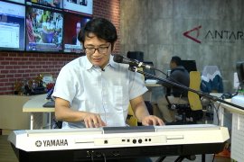 Mondo Gascaro ciptakan lagu untuk sang idola