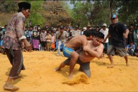 Gulat tradisional untuk mohon hujan