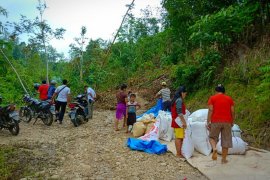 Masyarakat berharap pemerintah segera tangani jalan longsor di Nias