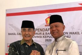 Ismeth Abdullah serahkan formulir calon gubernur ke Gerindra