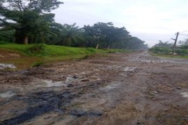 Warga keluhkan puluhan tahun jalan Hinai Kiri Secanggang Langkat belum pernah diaspal
