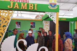 Fachrori kunjungi stand pameran Hari Pangan Sedunia di Kendari