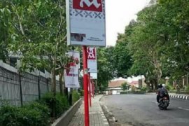 Tiang reklame di tengah trotoar, Wali Kota perintahkan untuk dicabut dan telusuri pemasangnya