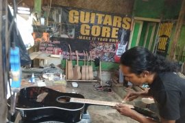 Gitar merek Guitars Gore produksi pedalaman Lebak diminati pasar