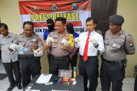 Polisi bekuk dua pengedar sabu-sabu di Kediri