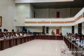 Sampaikan solusi penyelesaian Karhulta di Inhil, DPRD ajak mahasiswa berdiskusi